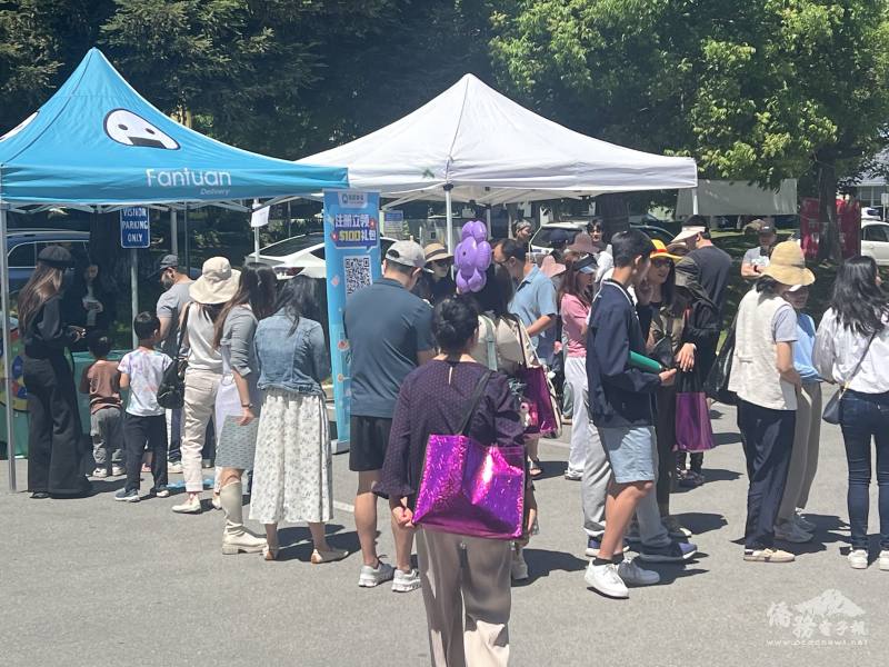 室外園遊會現場人潮眾多、氣氛熱鬧