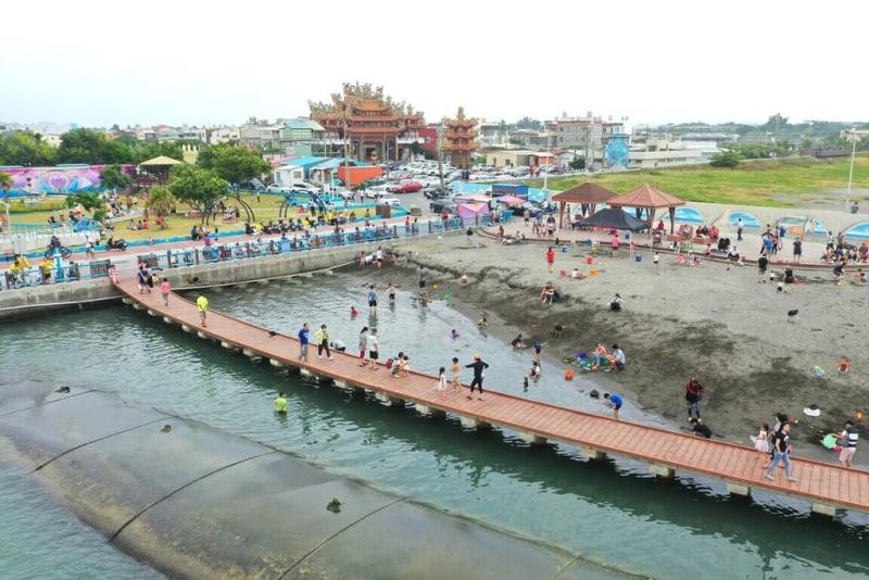 高雄市政府海洋局規劃在彌陀區海岸光廊辦理「高雄市身心障礙水域活動體驗推廣計畫」，將打造友善設施設備，讓身障者、銀髮族無礙可以到海裡體驗SUP、獨木舟等水域遊憩活動。（邱志偉服務處提供）