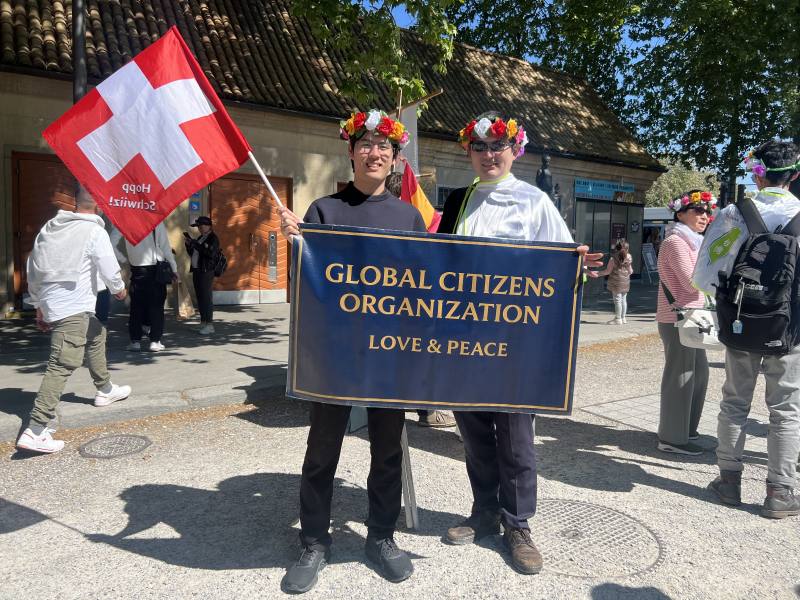 法國僑胞陳先生(左)與英國僑胞陳先生(右)參與台灣遊行，爭取參與WHA。(瑞士台商會長謝瑾提供)