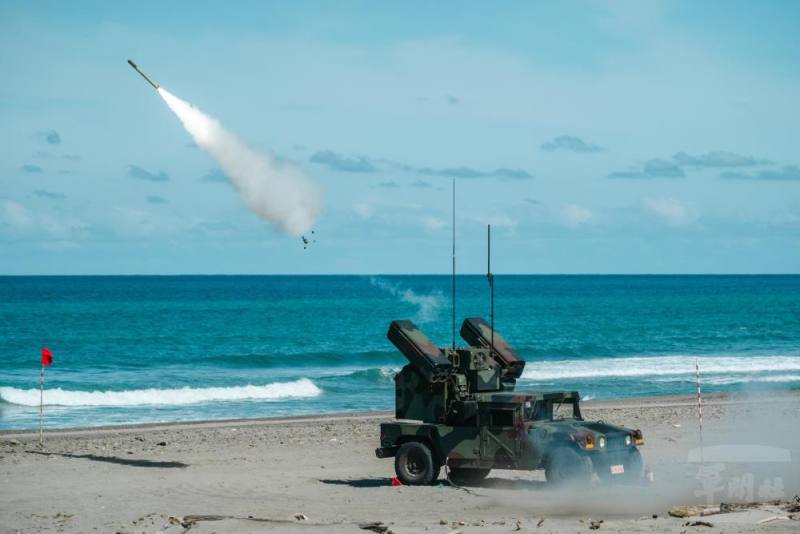 復仇者防空飛彈系統向空中目標射擊。（軍聞社記者林庭暉攝）