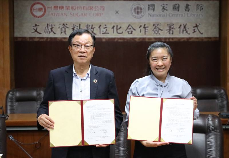 台糖董事長吳明昌(左)與國家圖書館館長王涵青簽署「文獻資料數位化合作協議書」。