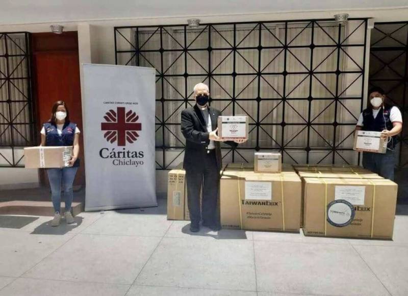 屏東縣政府2020年捐贈給秘魯TAIWAN BOX抗疫防護箱，當時接受捐贈的神職人員就是現任天主教教宗良十四世（中）。（屏東縣政府提供）