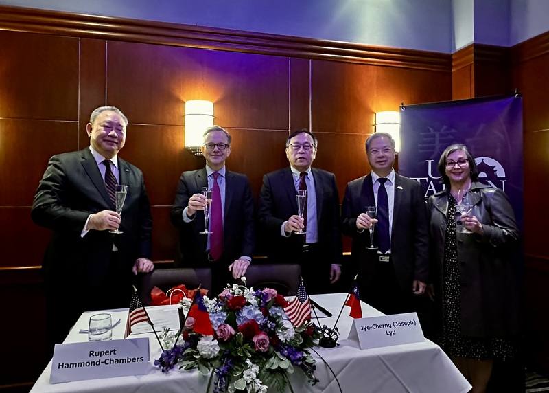 美台商業協會與中華民國國際經濟合作協會13日簽署合作備忘錄，美台商會會長韓儒伯（左2）、國經協會理事長呂桔誠（右3）、行政院秘書長龔明鑫（右2）、駐美代表俞大㵢（左1）、AIT華盛頓總部執行理事藍鶯（右1）等人出席。