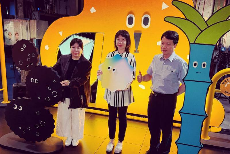 十鼓文創園區14日舉辦新常設展「一粒糖的旅行」開展儀式，台南市文化局長黃雅玲（中）、宜東文化總監羅健毓（左）等出席。（十鼓提供）