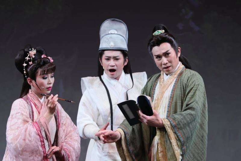 毛斷計畫「文武天香」榮獲第34屆傳藝金曲獎最佳年度作品獎，3名主角在宛如自由異托邦的天香樓裡，漸生非同尋常的情愫，該作將於「2025傳藝金曲劇展」再度登台。（傳藝中心提供）