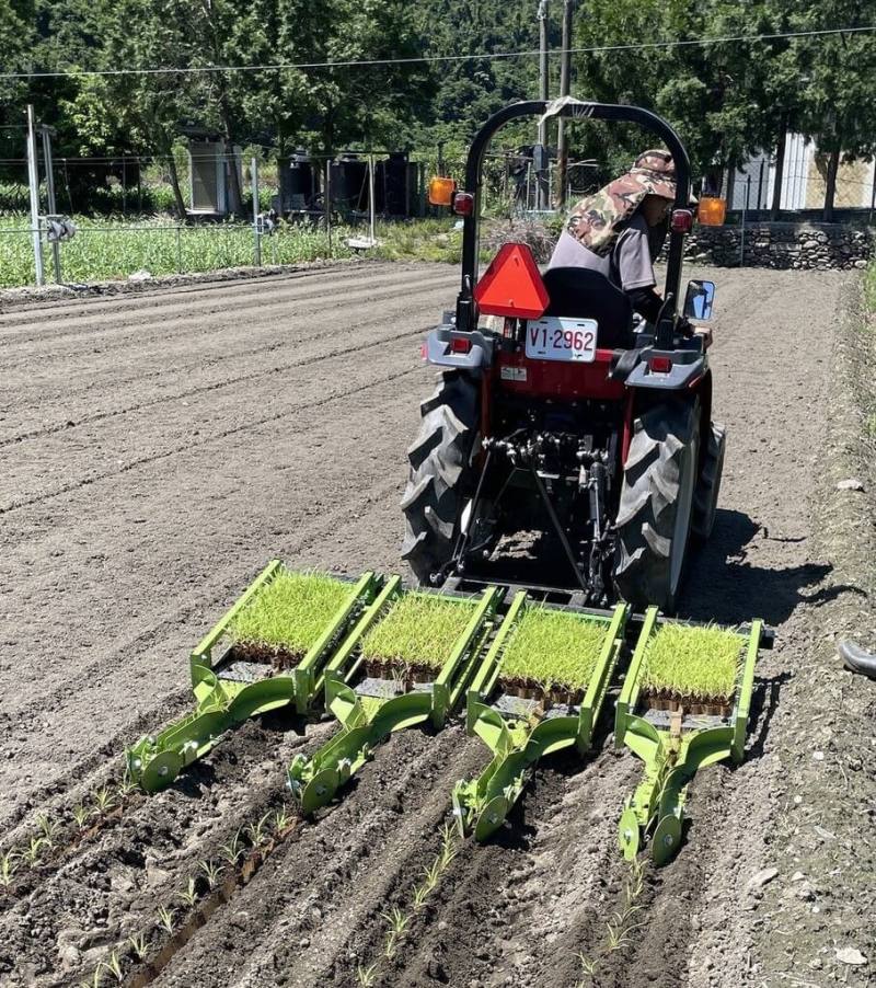 農業部台東區農業改良場新研發「紙穴盤移植裝置」，可附掛於不同車輛，每次可移植4行，除大幅提升作業效率外，人員可以採用乘坐方式操作，減少播種作業辛勞。（台東農改場提供）