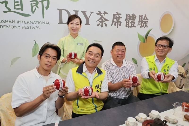「竹山國際茶道節」24日起將在紫南宮停車場盛大登場，鎮公所14日舉辦記者會宣傳，竹山鎮長陳東睦（前左2）、藝人陳子強（前左）等人出席。（竹山鎮公所提供）