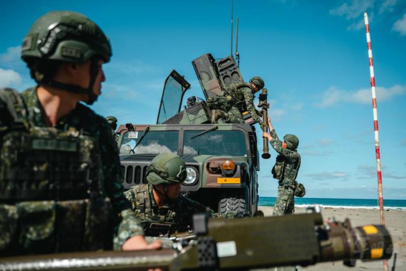 復仇者飛彈車組成員，於射擊波次結束後更換彈藥。（軍聞社記者林庭暉攝）