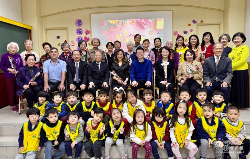 貴賓們和松柏學院學員及聖儒華校表演學生大合照