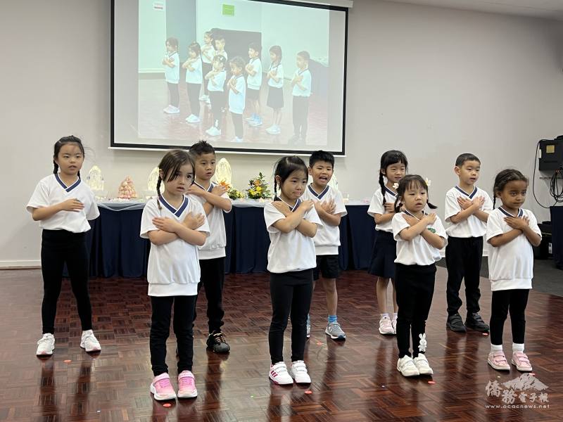 慈濟人文學校學生表演「母親的手」