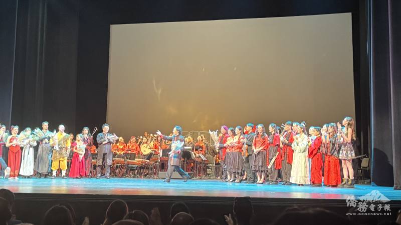 南海岸中華樂團指揮何彬（中）為《傳奇》音樂劇譜出動人樂章，堪稱演出的靈魂人物