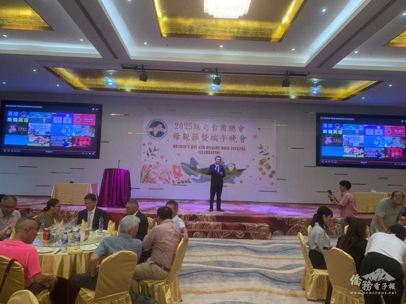 僑務組組長林冠宏介紹僑委會i僑卡