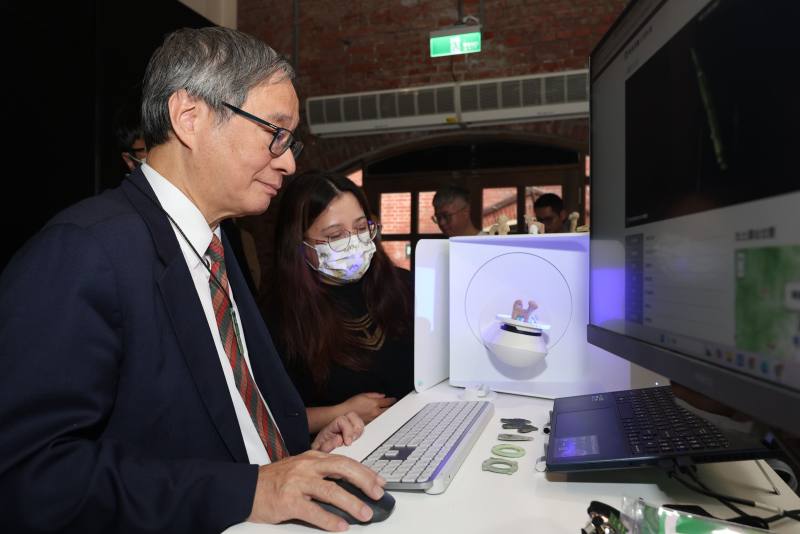 國立臺灣史前文化博物館呈現《直擊博物館後台－3D再現臺灣史前》，文化部長李遠體驗3D掃描設備及3D列印操作。