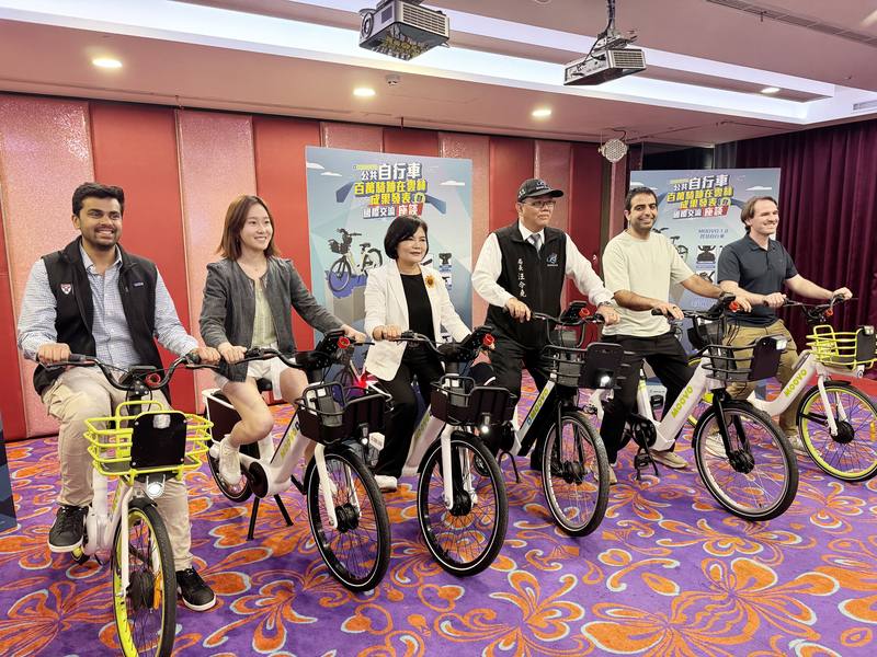 雲林縣推動公共自行車租賃系統近2年，累積租借人次突破百萬，14日舉辦百萬騎跡成果發表會，雲林縣長張麗善（左3）表示，目標全縣20鄉鎮都提供服務。