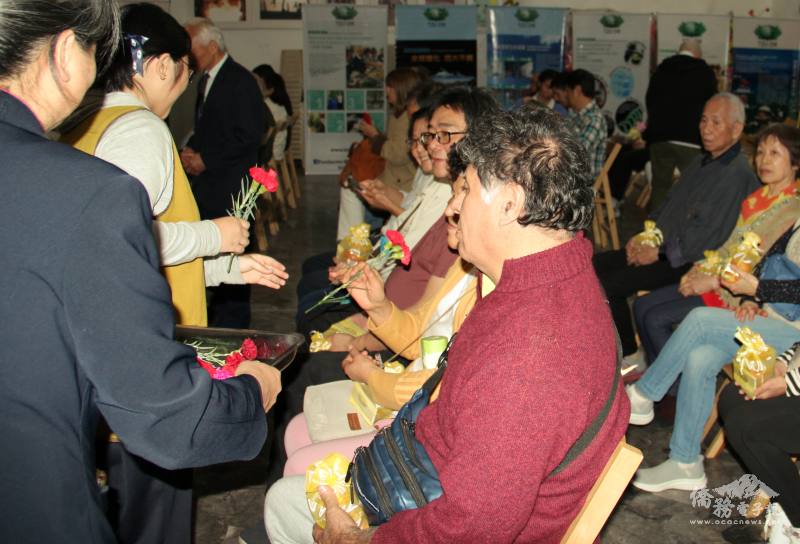 贈送結緣品及為現場的媽媽獻上康乃馨
