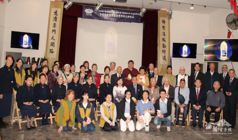 慈濟志工與貴賓合影留念