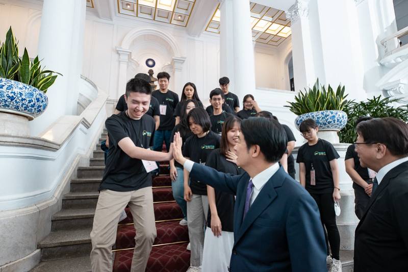 賴清德總統13日下午接見「第2屆青志獎獲獎志工團隊代表」，肯定所有青年志工積極投入社會公益的貢獻與付出