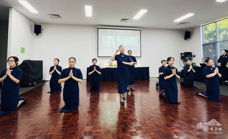 伯斯慈濟師姐手語演繹「掘井人」