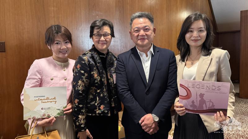 駐洛杉磯辦事處處長紀欽耀夫婦（右二、右一）及橙縣文教中心主任蕭蓓如（左一）向南海岸中華文化中心執行長鍾幼蘭（左二）致賀