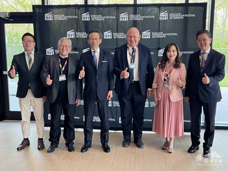 萬錦巿市長Frank Scarpitti(右3)與梁毅鵬、藍柏青及僑務委員林美玲、簡許邦預祝活動圓滿成功