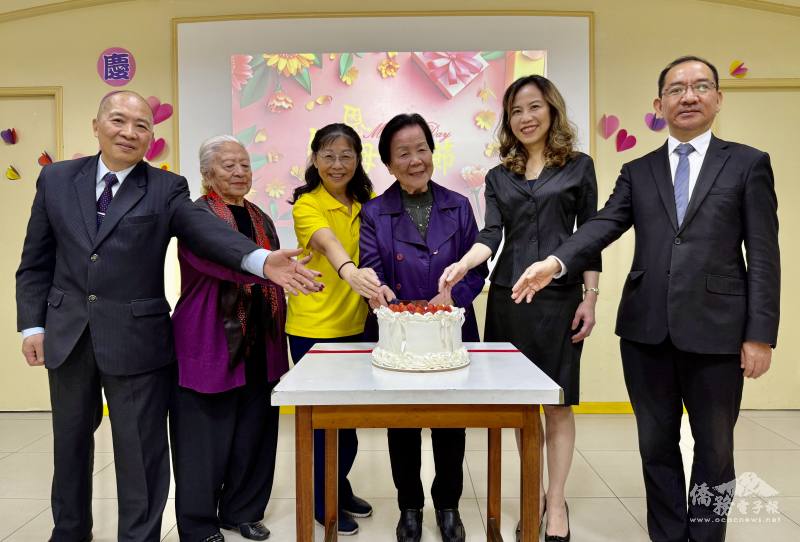 朱怡靜（右二）、文教中心主任尤正才（右一）、松柏學院校長林志孟（左一）和媽媽代表及壽星合切母親節蛋糕
