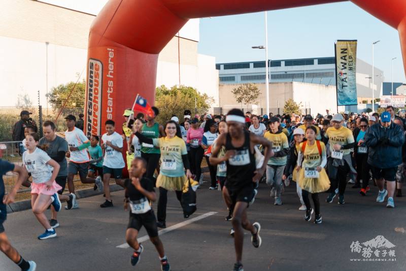 眾人不分種族語言共同起跑，跑者揮舞中華民國國旗，展現僑界積極參與在地活動、支持臺灣國際參與的行動力和在國際社會的友善形象