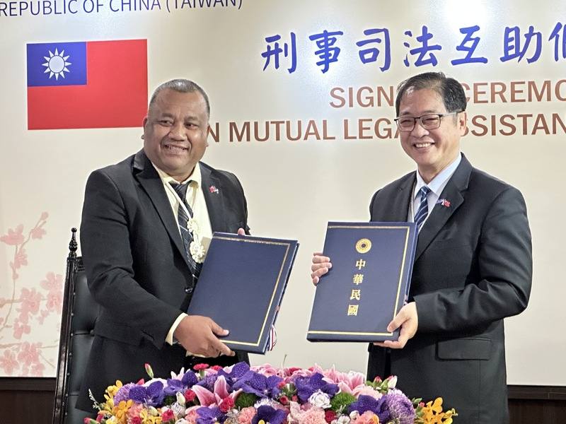 法務部長鄭銘謙（右）與馬紹爾群島共和國司法、移民暨勞工部長查克拉（Wisely Zackhras）（左）14日簽署「刑事司法互助條約」，兩國在司法領域的合作關係將更完善。