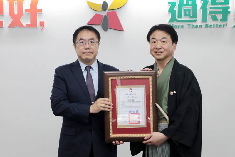日本京都市資深議員寺田一博（右）長期協助台南推動城市外交，台南市長黃偉哲（左）13日在市政會議中頒贈台南市榮譽市民證書。（台南市政府提供）