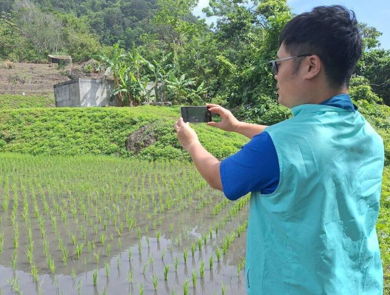 為讓農友更快速獲得天然災害救助，農業部推動「農產業天然災害現地照相APP」，在災後讓農友快速記錄受災情況，並作為公所審查災害救助申請案件佐證資料，加速災害勘查及審查速度。 （農糧署提供）