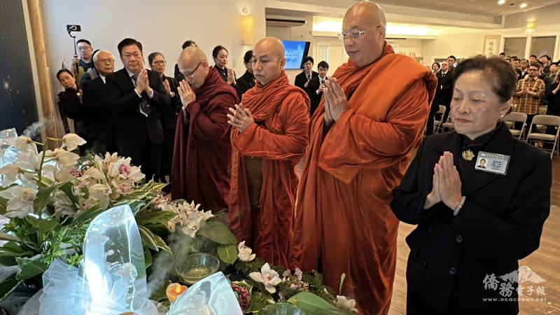 由緬甸三位法師UCANDHAMALA、UNANDA THAVA 、Ashin Pannobasa及負責人彭淑珠帶領大家進行浴佛典禮
