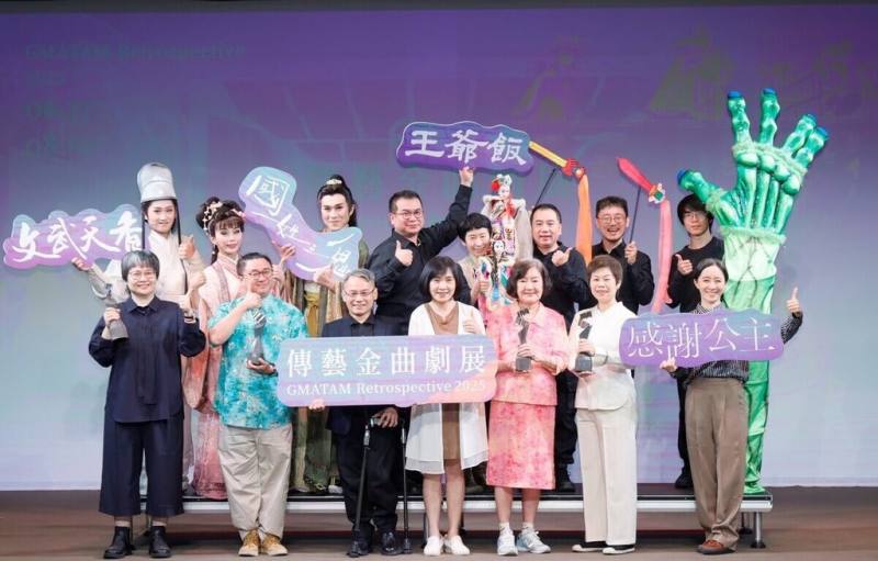 國立傳統藝術中心策劃「2025傳藝金曲劇展」，邀請獲重大表演獎項的傑出作品6月底起輪番登台，再現好戲非凡時刻，傳藝中心主任陳悅宜（前中）13日出席宣告記者會。（傳藝中心提供）