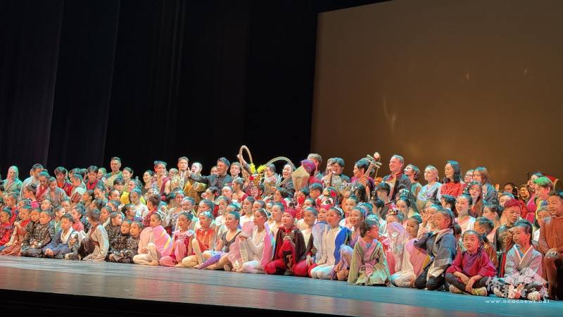 參加《傳奇》音樂劇演出的團隊登臺謝幕