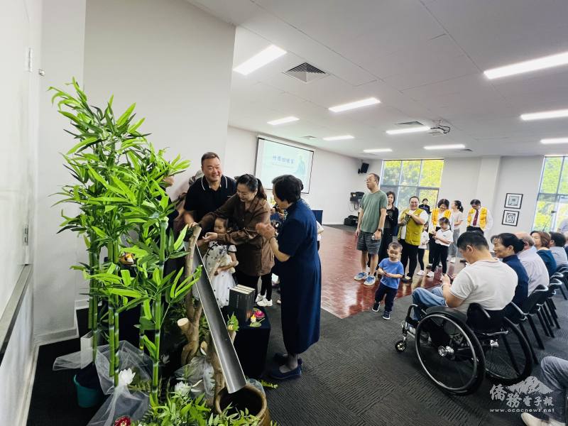 伯斯急難救助協會會長周家宏及夫人、女兒在「竹筒回娘家」投下善款，匯聚愛心