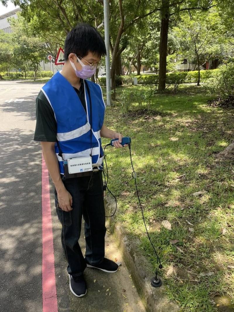資淺人員現場配戴AI聲學輔助漏水檢測設備，沿路收音，傳送至工研院雲端運算中心進行判讀。（台水提供）