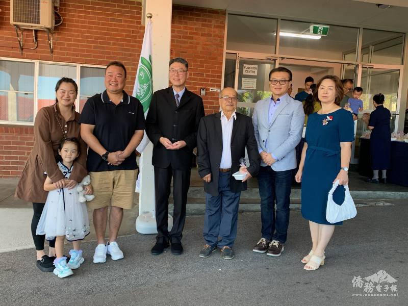 慈濟聯絡處負責人林文俊（中）與(左起）伯斯急難救助協會會長周家宏及夫人、西澳越棉寮華人聯誼會會長暨僑務諮詢委員曾廣友、西澳僑務委員張嘉甫、西澳臺灣客家會會長張晏華合影