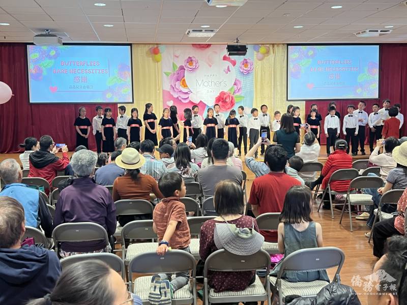 小朋友用歌聲祝福在場的母親佳節愉快