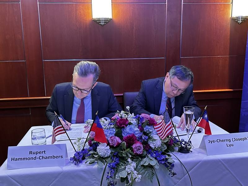 美台商業協會會長韓儒伯（左）與中華民國國際經濟合作協會理事長呂桔誠（右）13日在華府簽署合作備忘錄，聚焦3大主軸，鼓勵台美貿易、投資交流合作。