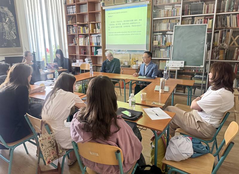 「國際脈絡中的台灣文學」工作坊12、13日在捷克舉行，長期關注性別與酷兒文學的作家紀大偉（後右1），提出跨語言、跨文化的思辨視角；童偉格（後左2）則分享書寫經驗，以及討論文學在不同語境中重新被理解與詮釋。