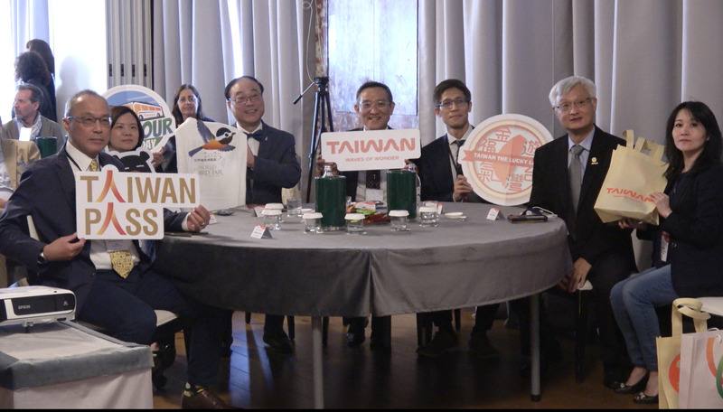 交通部觀光署13日首度到羅馬舉行推廣台灣旅遊的活動，署長周永暉（左3）與駐義代表蔡允中（左4）出席。