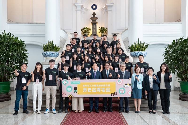 總統與「第2屆青志獎獲獎志工團隊代表」合影