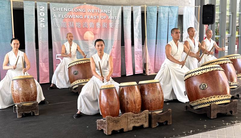 「2025成龍濕地流動藝術饗宴」24日登場，以「海平面下」為活動主軸，邀請觀賞者從不同的視角審視人與自然間的關係，用雙腳走讀土地，用五感感受濕地的生命力。表演團體中的優人神鼓（圖）14日在記者會上演奏。