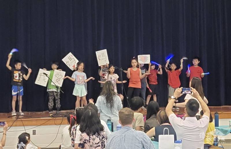 華府臺灣學校歡慶母親節，各班學生用心準備的才藝演出輪番上場，帶來感動人心的視聽盛宴