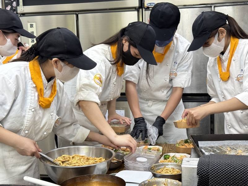 新竹市光復高中餐飲管理科14、15日舉辦「饗愛市集」畢業成果展，學生製作多樣美食以擺攤方式販售，並把部分所得捐給社福團體，幫助有需要的人。
