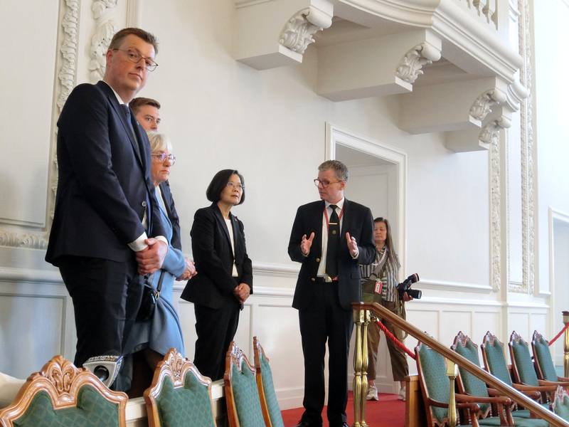 前總統蔡英文（右3）13日抵達丹麥，參訪丹麥國會議場，認真聆聽解說員導覽。