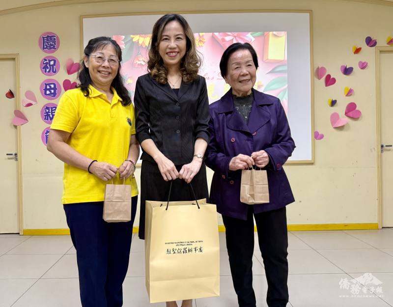 駐聖保羅辦事處處長朱怡靜（中）致贈禮物給媽媽代表