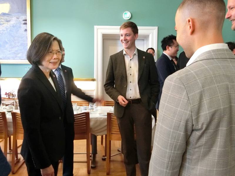 前總統蔡英文（前左）參訪丹麥國會議場，與丹麥年輕議員會面，對丹麥國會的年輕程度表示驚訝。
