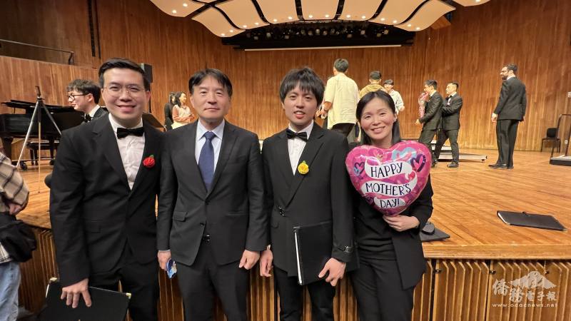 波士頓文教中心主任高家富（左二）恭喜指揮顏毓芬、團長陳韋同和副團長林泓安成功舉辦音樂會