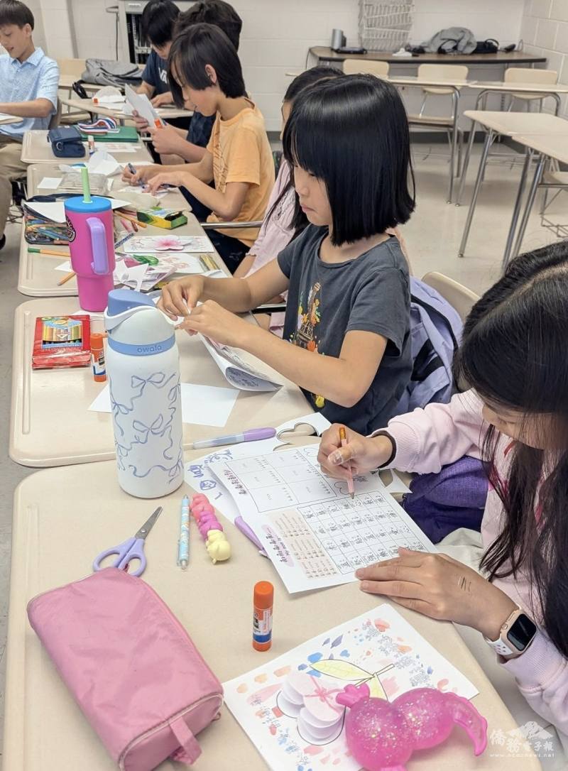 學生們親手製作母親節卡片，寫下對媽媽的祝福與感謝