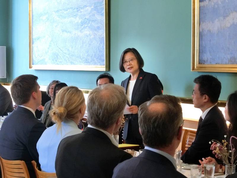 前總統蔡英文（立者）參訪丹麥國會，與丹麥國會議員餐敘時感謝丹麥國會對台灣的友誼和支持。