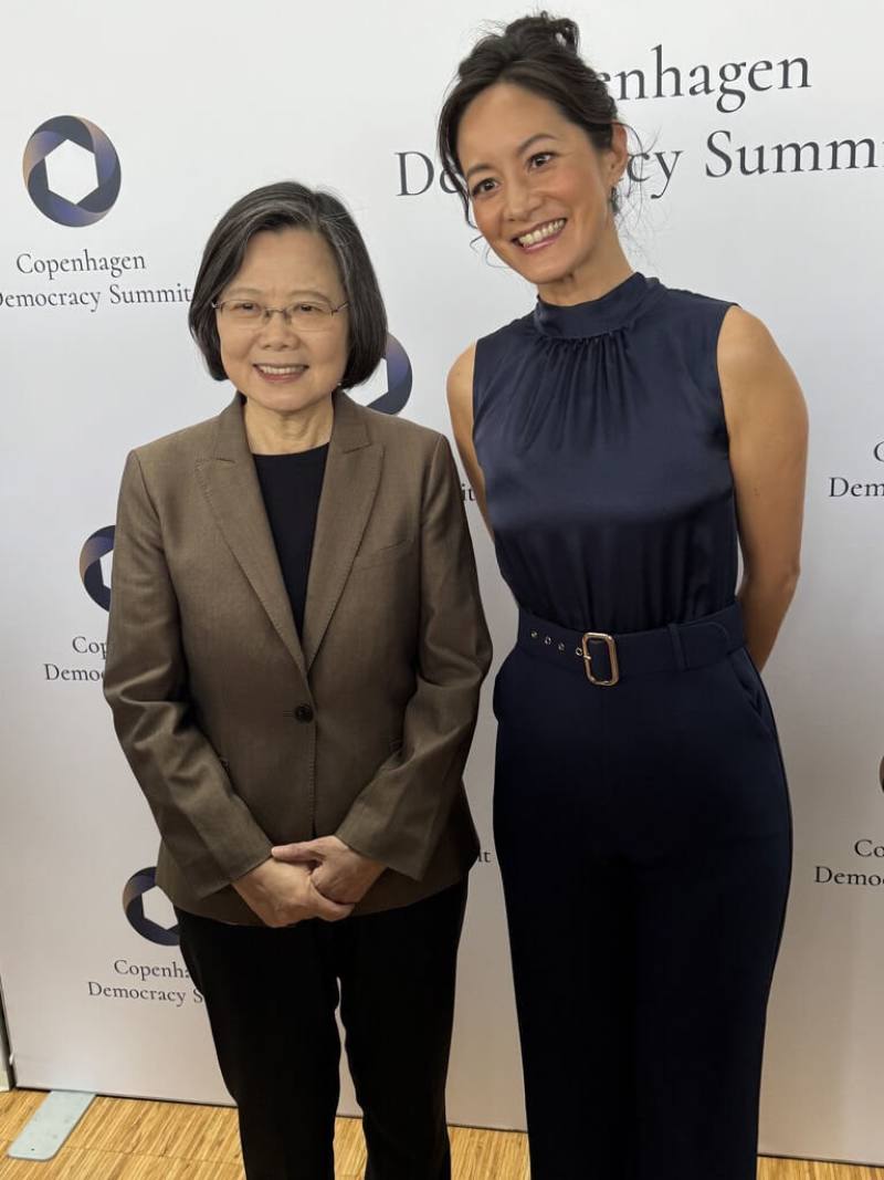 戲劇「零日攻擊」13日獲邀在「2025哥本哈根民主高峰會」進行世界首映，前總統蔡英文（左）到場為團隊加油打氣，並與在該劇飾演總統的藝人Janet（謝怡芬）（右）同框交流。（攝影Ted Hope，牽猴子提供）